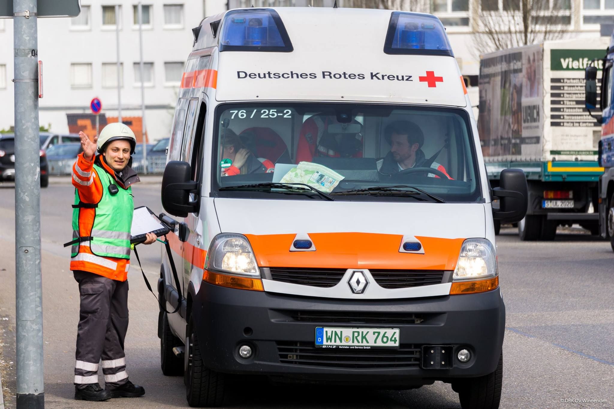 Foto: Bei einer Übung macht die werden Helfer in einem KTW eingewiesen.