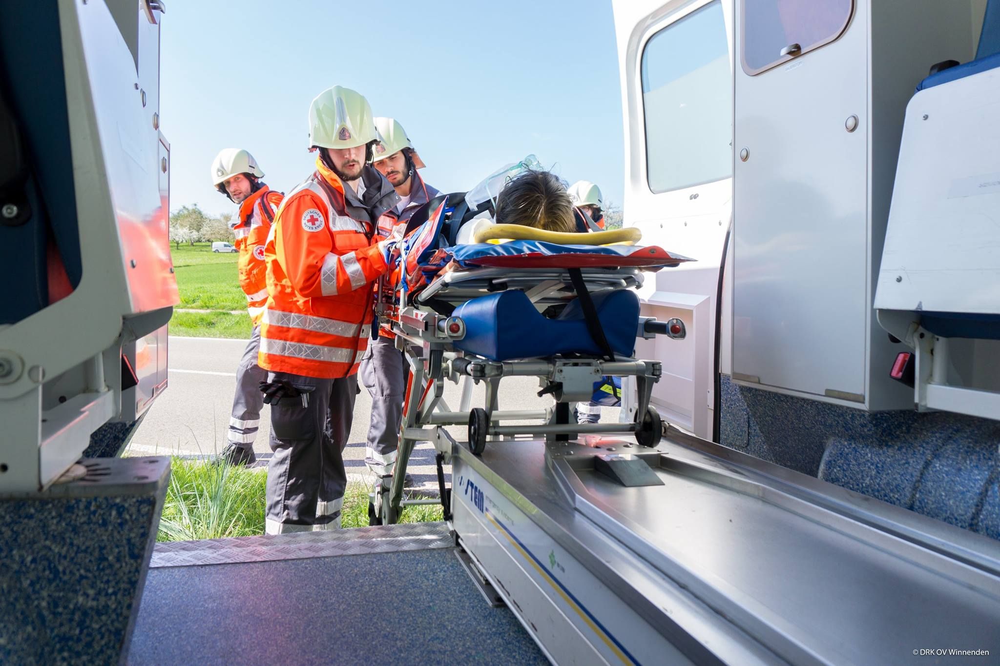Foto: Bei einer Übung macht die DRK-Bereitschaftsleitung einen Helfer auf etwas bestimmtes aufmerksam.